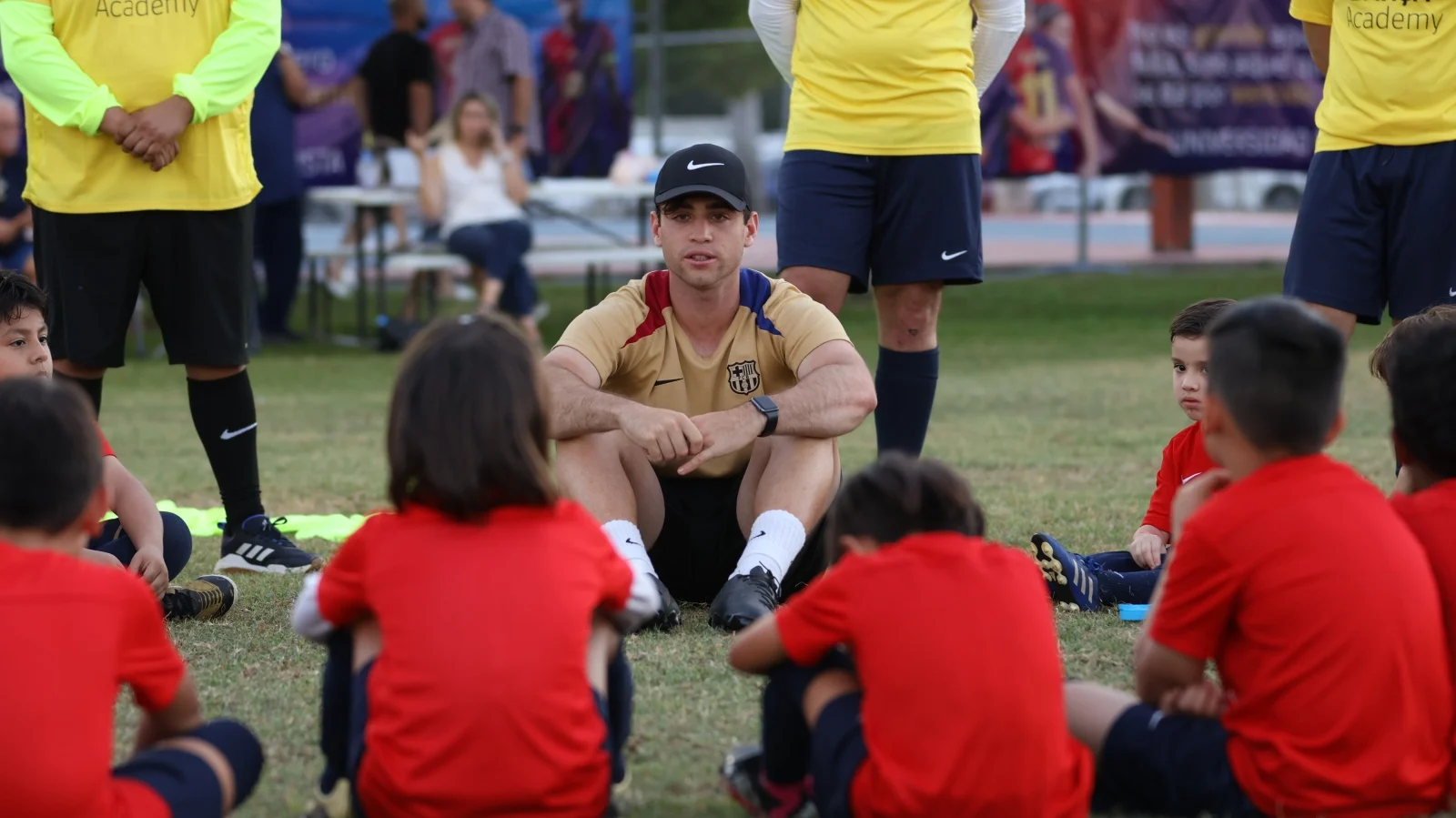 Entrenador FC Barcelona con jugadores Barça Academy
